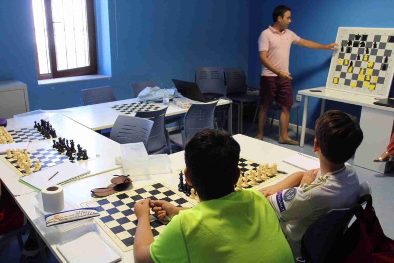El XII Campus «Nuestro Ajedrez en Europa» prepara a 20 jóvenes para los campeonatos regionales y nacionales