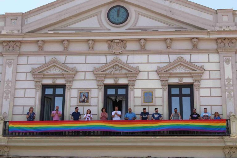 Bandera arcoíris en el balcón del Ayuntamiento en memoria de los mayores del colectivo LGTB