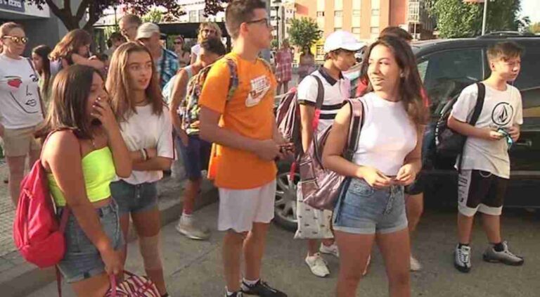 Los 26 jóvenes del segundo campamento del ayuntamiento ya están el Calpe disfrutando de las actividades de playa