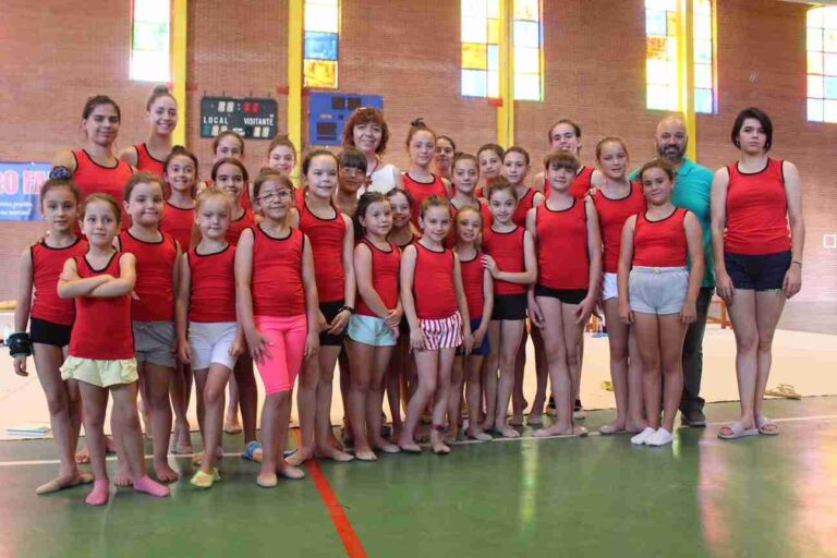 El pabellón Picasso acoge el Campus de Gimnasia Rítmica en el que participan 25 niñas alcazareñas