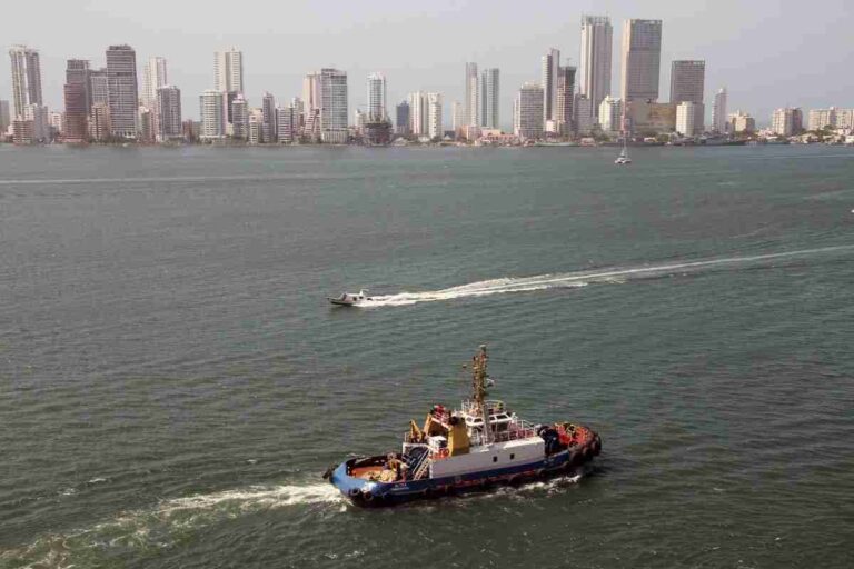 A orillas del mar Caribe  la ciudad de   Cartagena de Indias Colombia