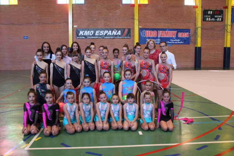 Exhibición final de curso de la Escuela de Gimnasia Rítmica que este año ha obtenido muy buenos resultados en los campeonatos