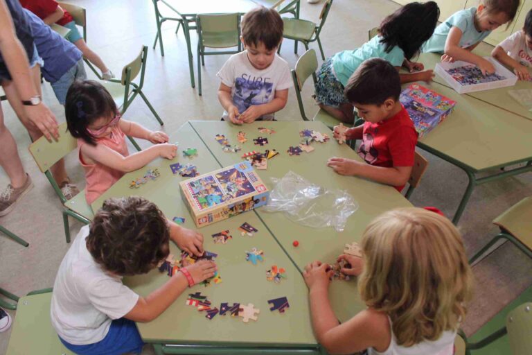 79 niños de Alcázar, entre los 4 y 12 años de edad, aprenden inglés jugando en la Escuela de Verano