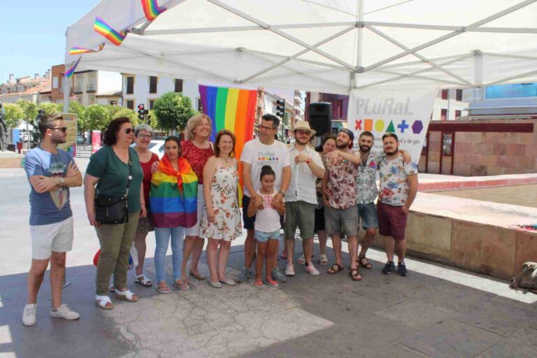 El colectivo LGTBI se hace visible en la Plaza de España para la lectura de un manifiesto y celebrar una actividad con las familias