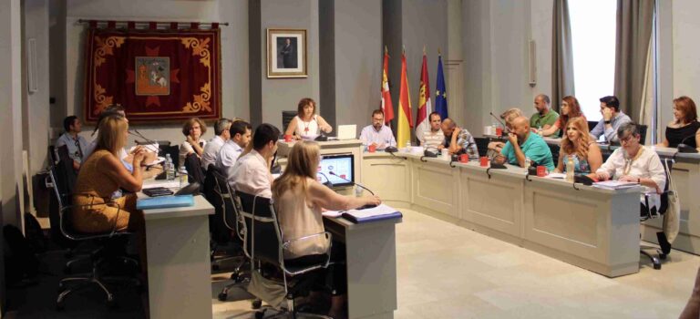 Primeros pasos para la puesta en marcha del proyecto «Ciudad del Siglo XXI» y la adquisición del teatro Crisfel