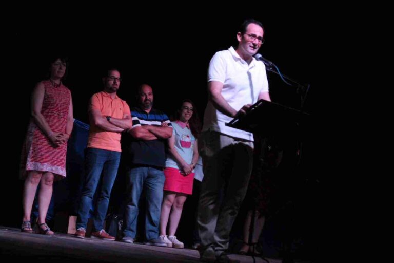 El Santo vivió sus fiestas de barrio pregonadas este año por el «teatrero» Paco Guerrero y sus personajes