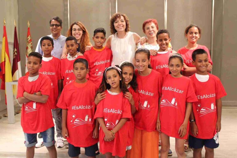 El Ayuntamiento de Alcázar recibe a los pequeños saharauis del programa «Vacaciones en Paz»