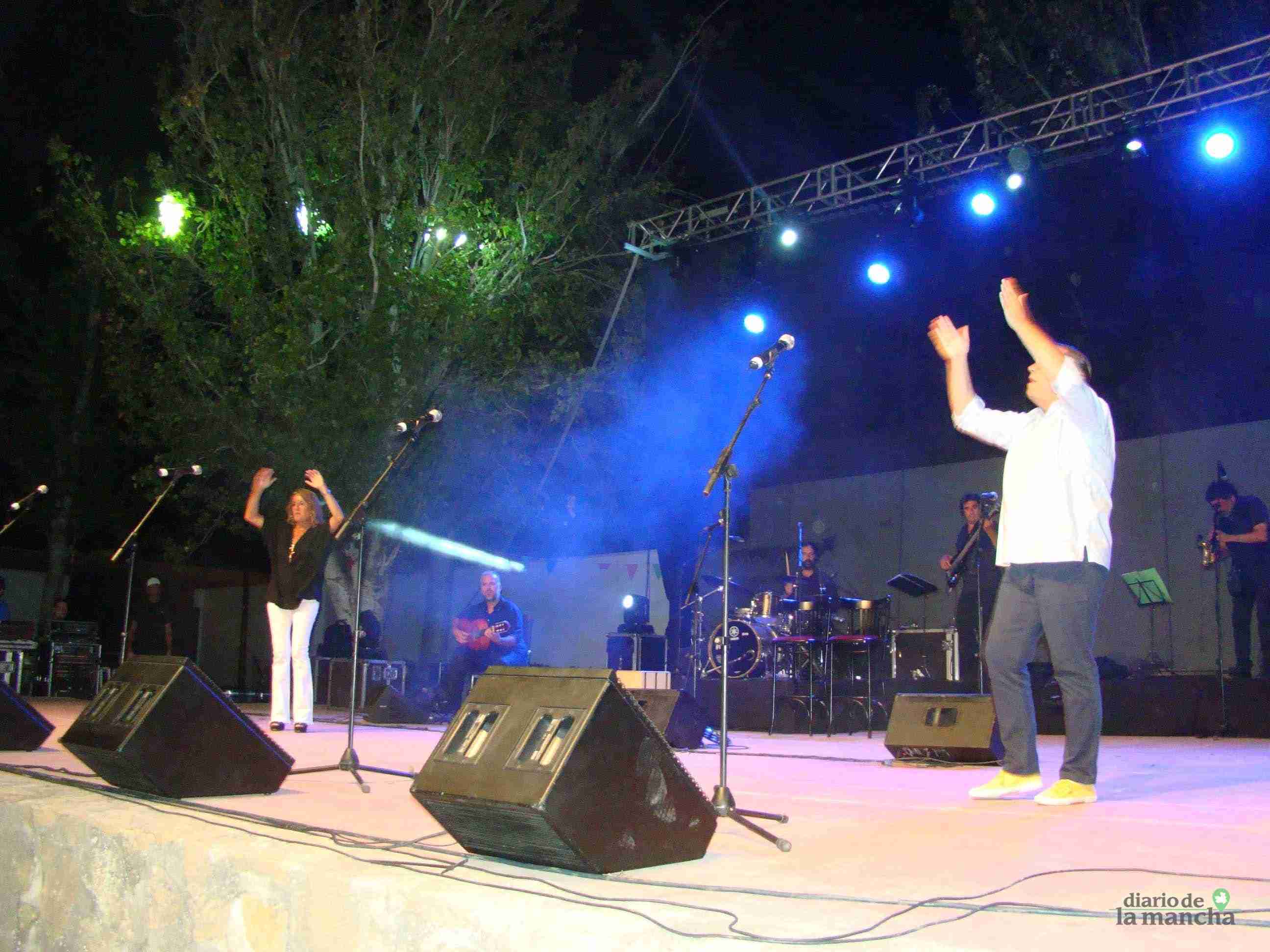 “Siempre Así” llena la Pista Jardín Colón de Quintanar en un magnífico concierto 1