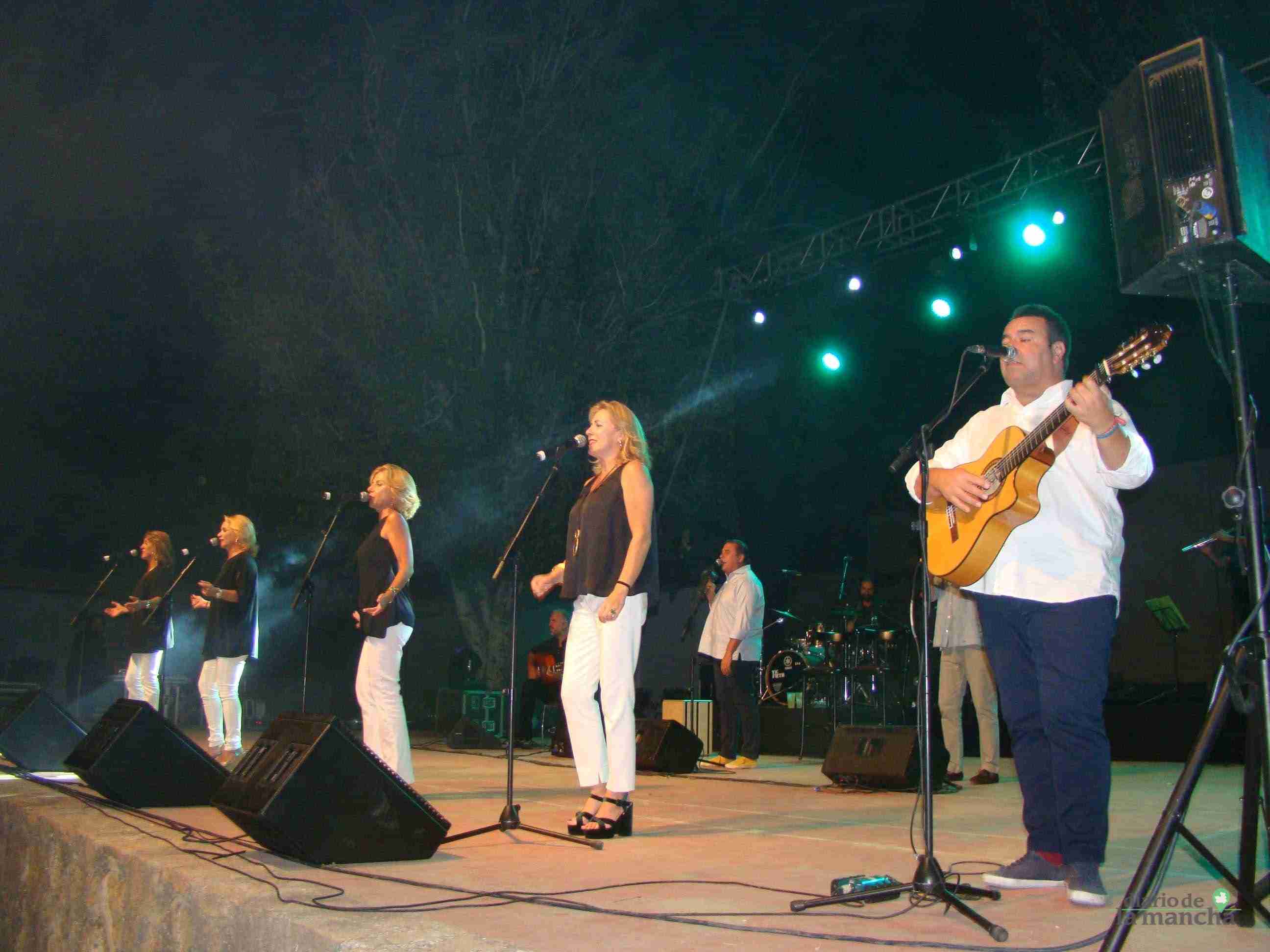“Siempre Así” llena la Pista Jardín Colón de Quintanar en un magnífico concierto 12
