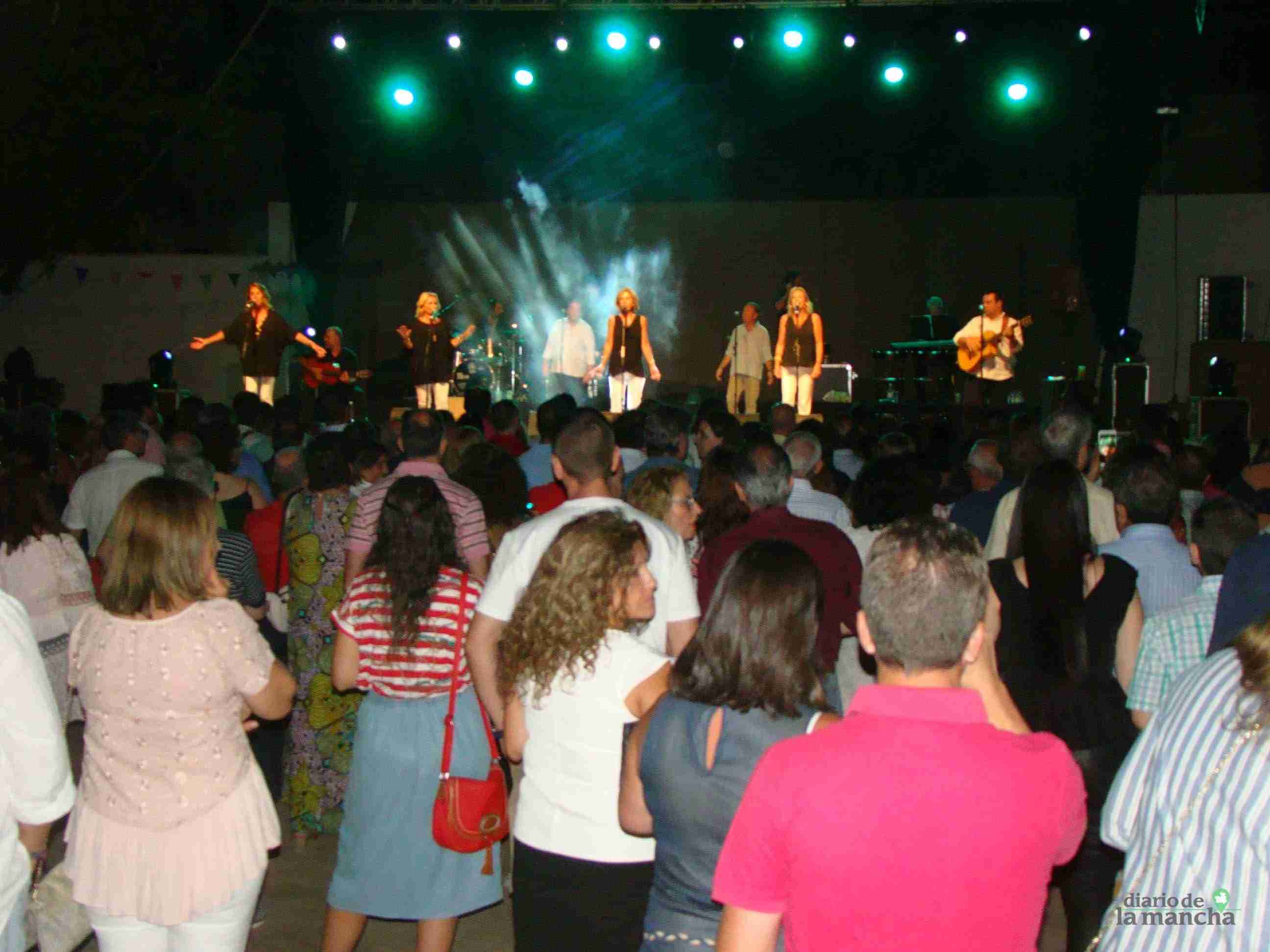 “Siempre Así” llena la Pista Jardín Colón de Quintanar en un magnífico concierto 13