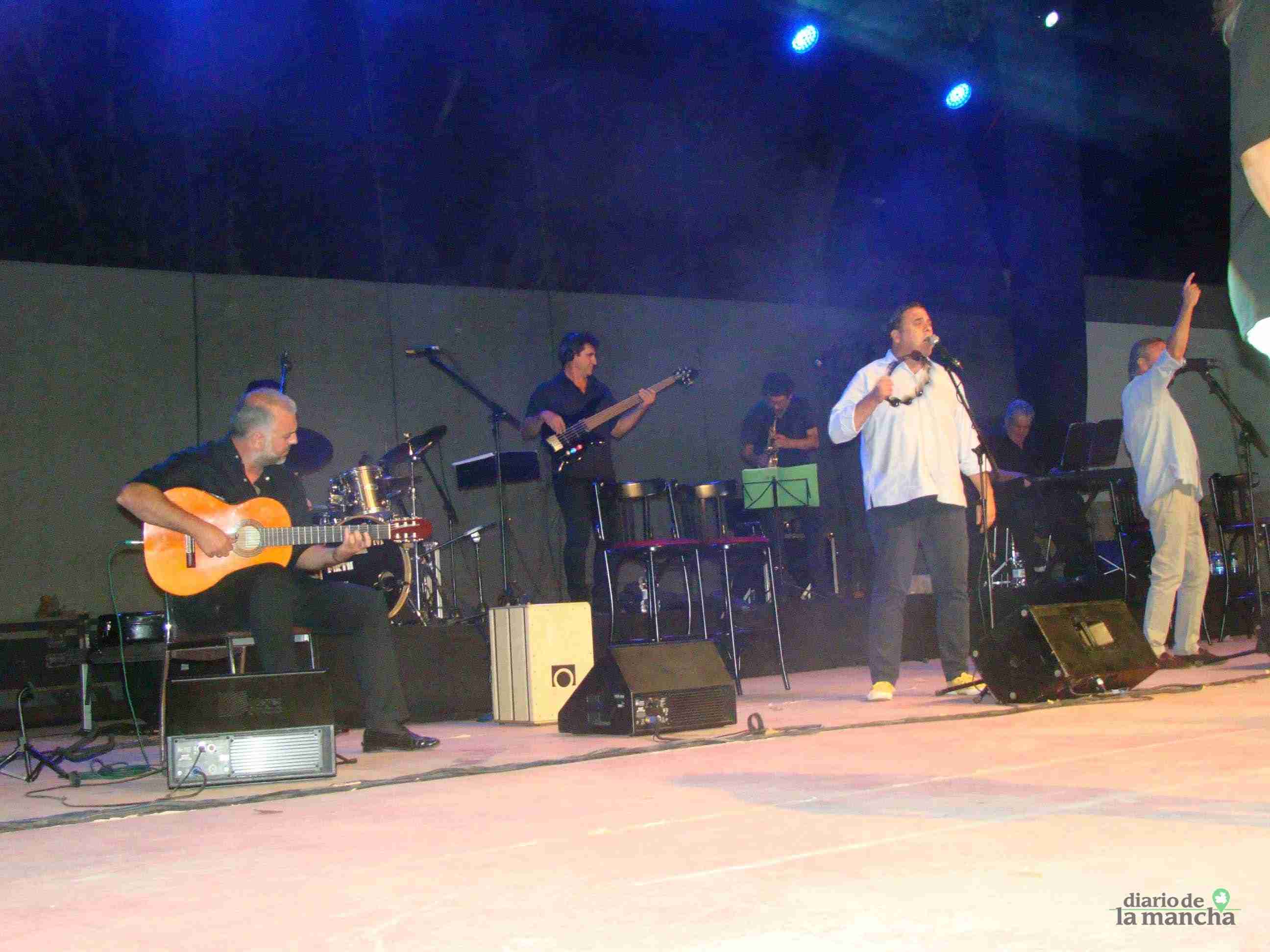 “Siempre Así” llena la Pista Jardín Colón de Quintanar en un magnífico concierto 8