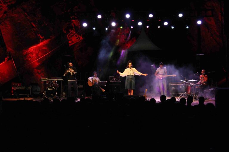 Alcázar acoge un año más el Festival «7 Soles, 7 Lunas» en el auditorio natural de la cantera de los molinos