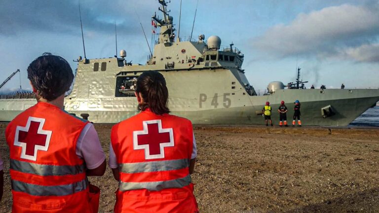 Cruz Roja atiende a las 15 personas rescatadas del Open Arms en el puerto de San Roque