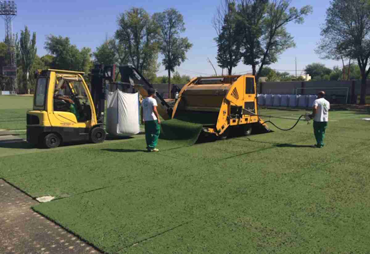 Comienza la instalación del nuevo césped en el Campo Municipal de Fútbol de Alcázar 1 Comienza la instalación del nuevo césped en el Campo Municipal de Fútbol de Alcázar 1