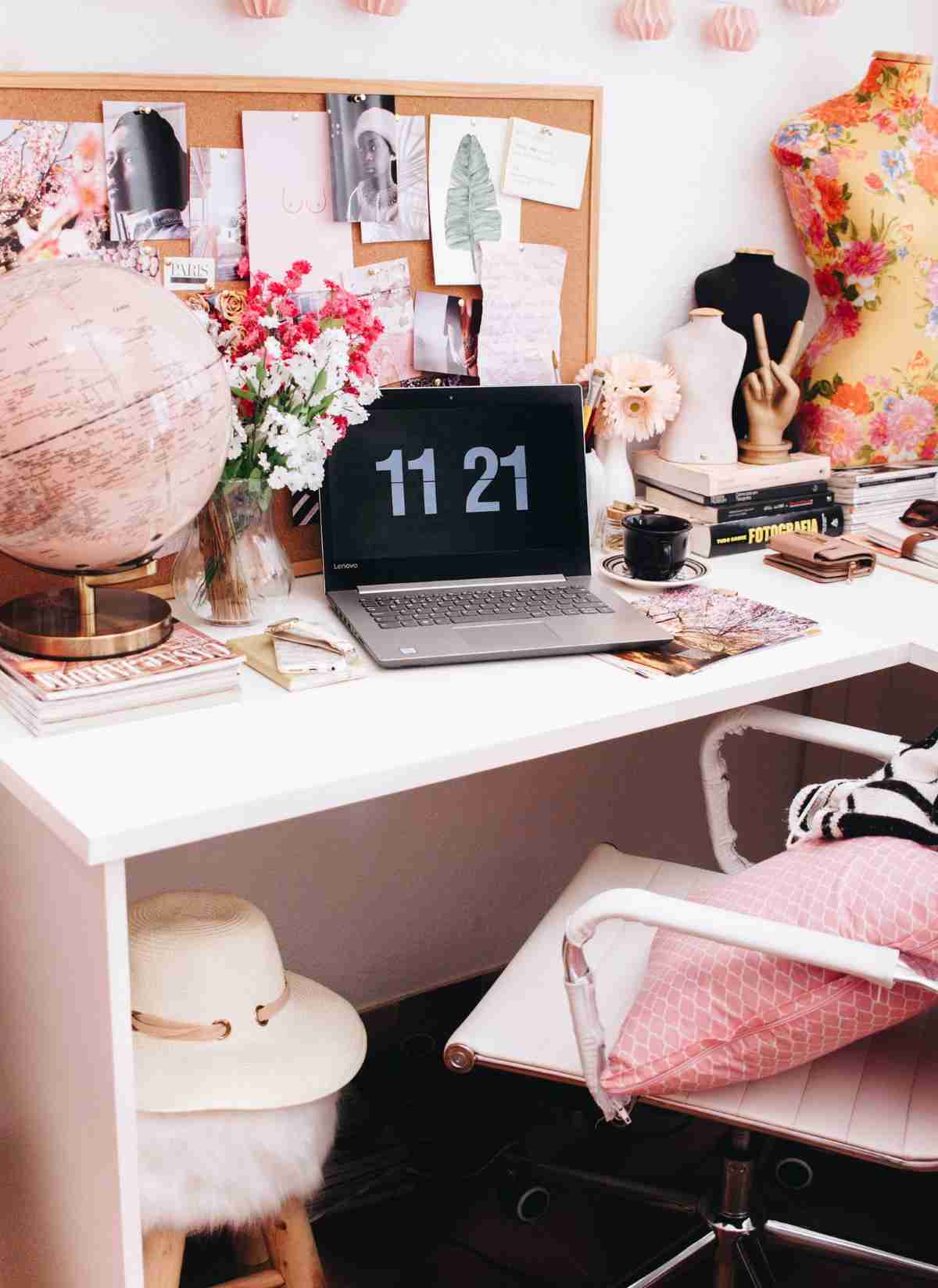 Una zona de trabajo en casa con poco espacio y mucho atractivo 8