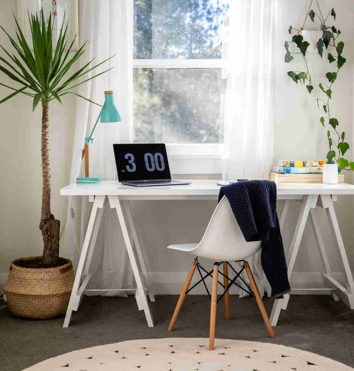 Una zona de trabajo en casa con poco espacio y mucho atractivo 5