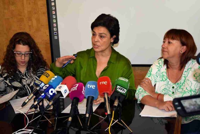 Pilar-Zamora-brinda-el-apoyo-del-Ayuntamiento-a-los-vecinos.jpg