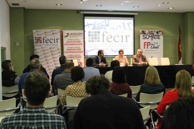 El teniente de alcalde Gonzalo Redondo felicita a ASECEM en su ingreso en FECIR