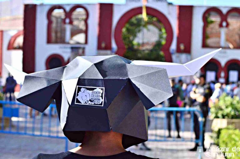 Concentración antitaurina frente a la plaza de toros de Alcázar de San Juan