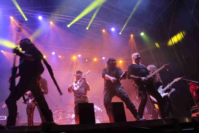 6.000 personas en el concierto solidario de Mägo de Oz completaron el aforo de la Plaza Joven