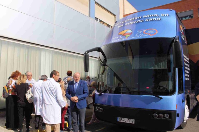 El Autobús del Cerebro pasa por Alcázar para concienciar sobre la prevención de enfermedades neurológicas