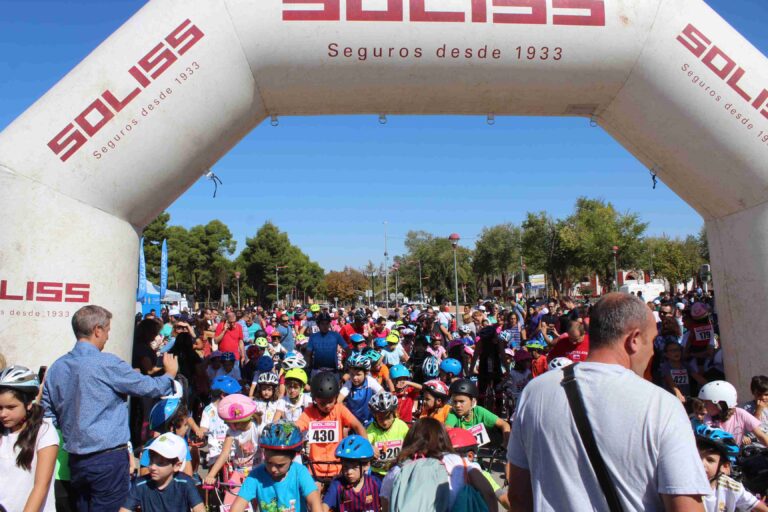 Cerca de 600 niños de Alcázar participaron en la XII edición de la Carrera de Bicis y Triciclos de Afanion