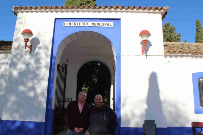 Alcázar ultima los preparativos en el cementerio para celebrar el Día de los Santos