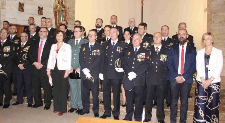 La alcaldesa y el Ayuntamiento de Alcázar reconocidos por la Policía Nacional en el Día de sus patronos