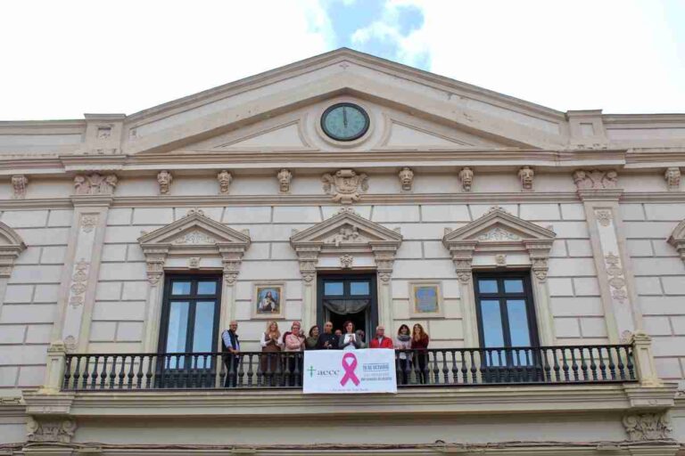Lazo rosa en el balcón del Ayuntamiento con motivo del Día Internacional Contra el Cáncer de Mama