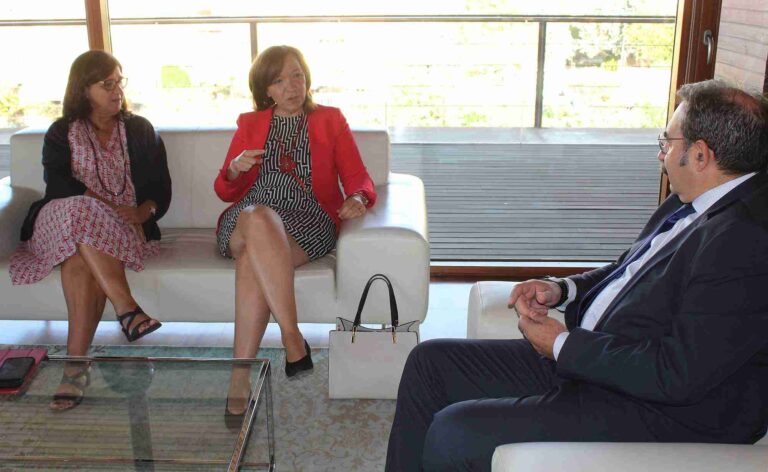 Reunión de trabajo con el Consejero de Sanidad para estudiar proyectos de mejora del hospital y de la atención sanitaria en la ciudad