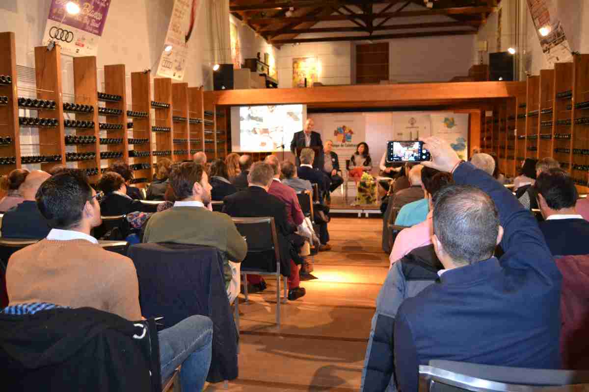 Expertos defienden los proyectos de economía colaborativa que incluyan el territorio la profesionalidad, en la jornada sobre Eno y Oleoturismo de “Calatrava Sabor” 2 Expertos defienden los proyectos de economía colaborativa que incluyan el territorio la profesionalidad, en la jornada sobre Eno y Oleoturismo de “Calatrava Sabor” 2