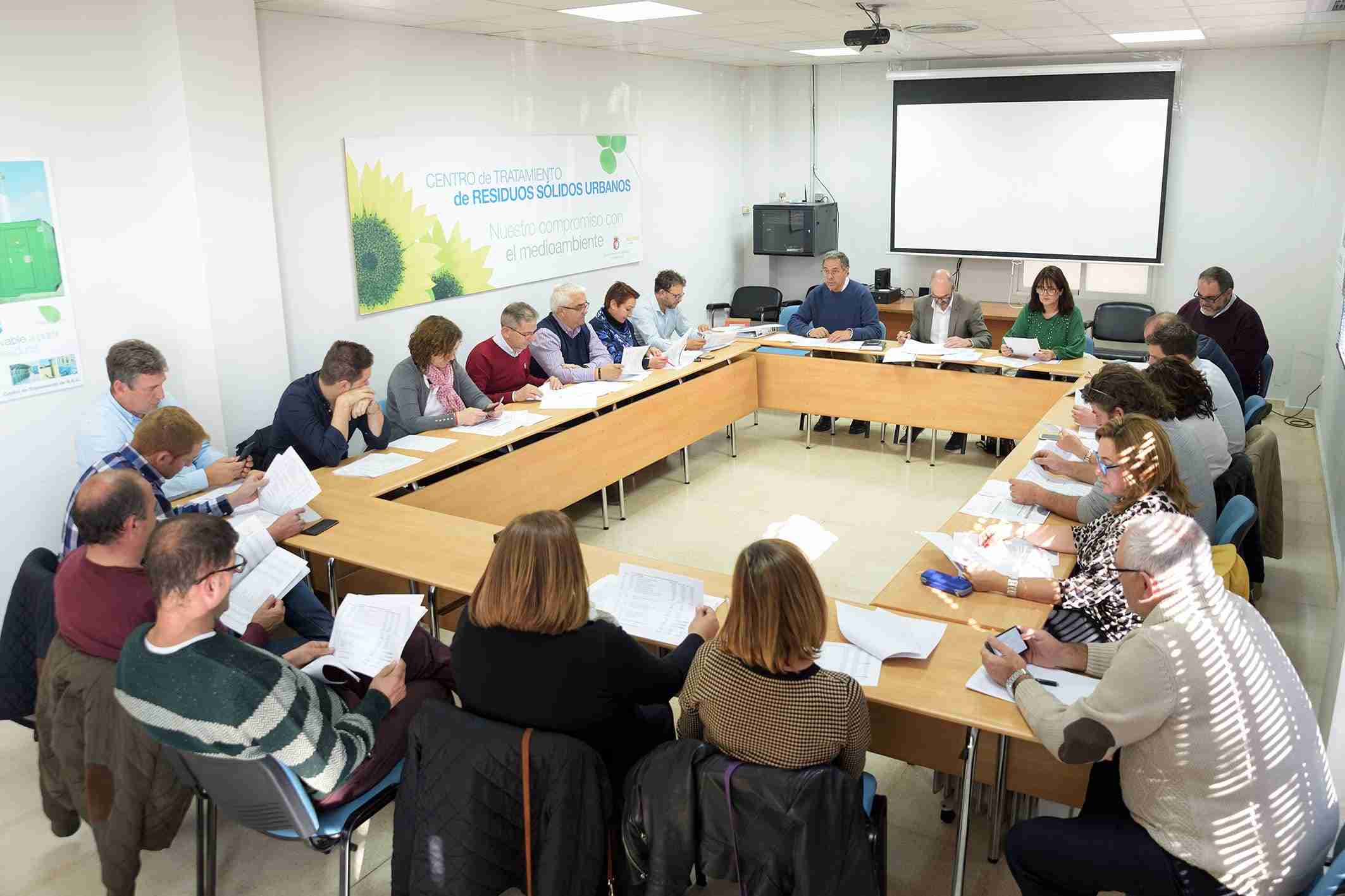 La Corporación de Comsermancha visita la planta de RSU 4