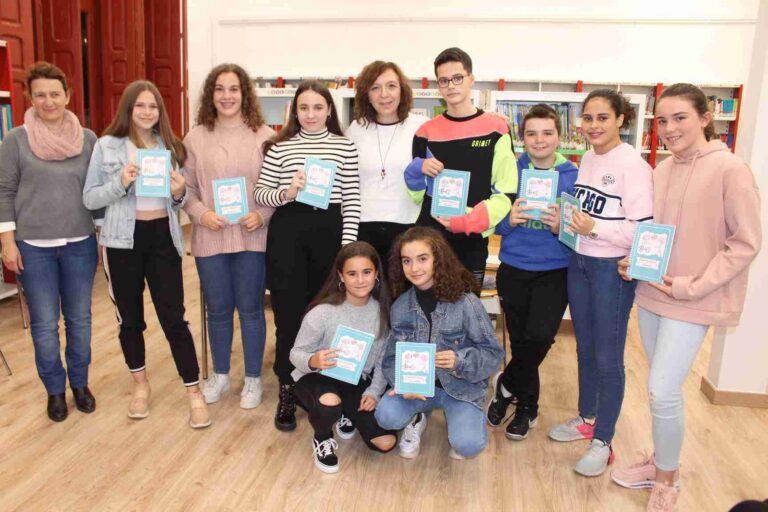 La biblioteca infantil de Alcázar acogió la presentación del libro «Cuentos para contar»