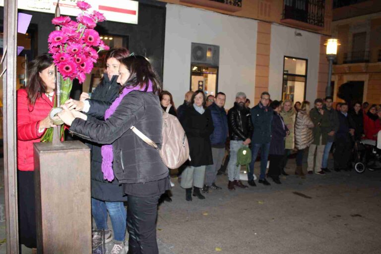 Alcázar se manifiesta contra la violencia de género con una ofrenda floral y un acto institucional