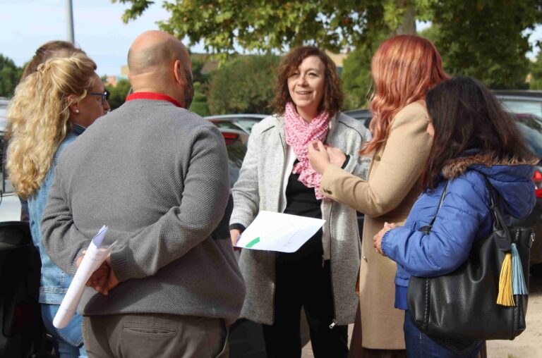 Mostrando el proyecto del nuevo parque lineal que se construirá al final de la Avenida de la Constitución