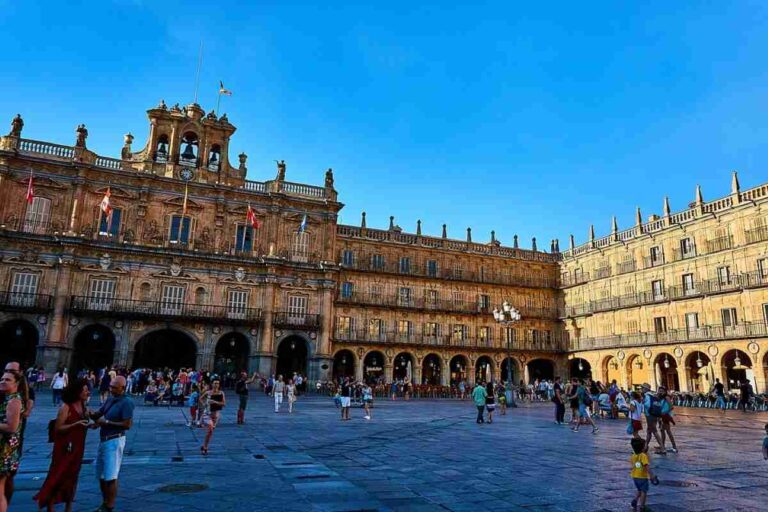 La ciudad de Salamanca para una estancia navideña en Castilla y León