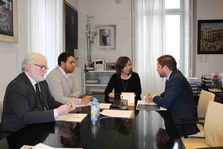 Alcázar repasa las líneas de colaboración más importantes entre el ayuntamiento y el gobierno regional