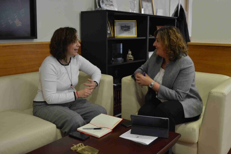 Alcázar se reúne con la Consejera de Economía para seguir colaborando en la mejora del empleo, la promoción empresarial y el desarrollo turístico