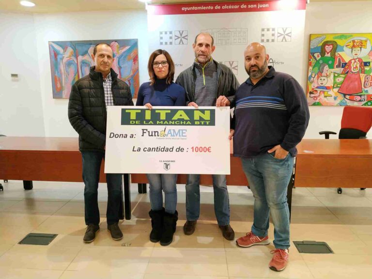La organización de la Titán de La Mancha entrega un cheque de 1000 euros a FUNDAME, una parte de la recaudación de la prueba
