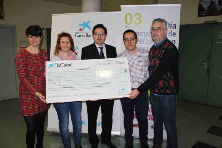 En la V Semana de la Discapacidad, la Fundación La Caixa entrega un cheque a la Asociación Iguales