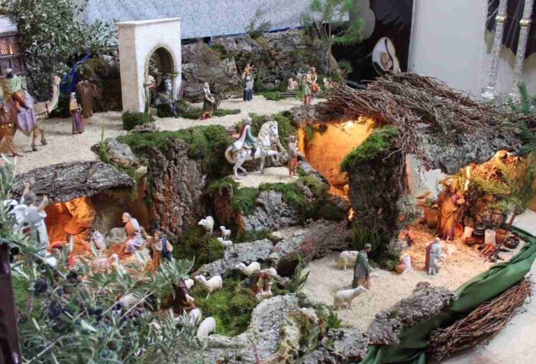 La Hermandad del Santo Entierro inaugura su belén que podrá visitarse durante los fines de semana