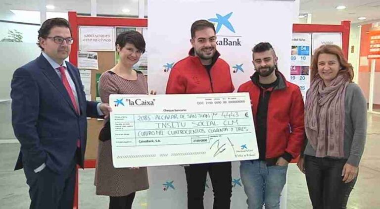 Un cheque de la caixa para ayudar a las personas sin hogar