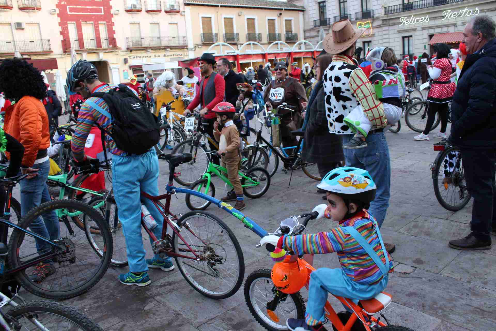 Mucha participación en la Ciclalgata del Carnavalcázar 1 Mucha participación en la Ciclalgata del Carnavalcázar 1