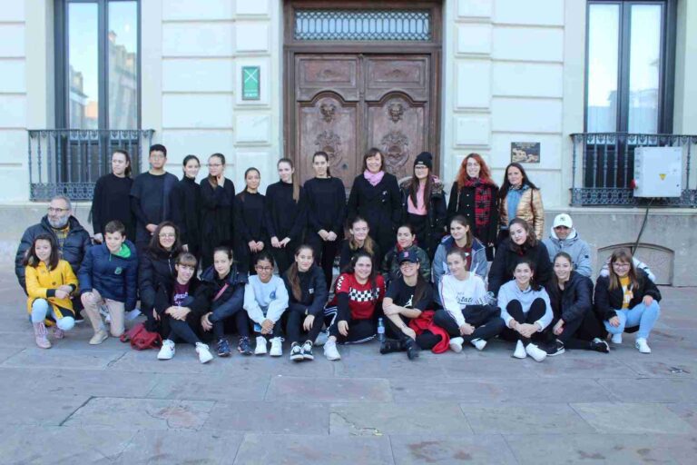 Niños de Alcázar tomaron la Plaza de España para pedir que se cumplan los Derechos de la Infancia
