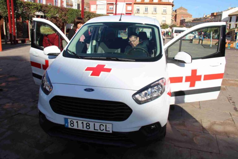 Cruz Roja estrena una nueva furgoneta gracias a la solidaridad del pueblo de Alcázar