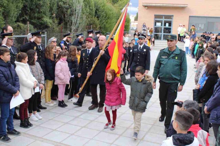 El colegio Jardín de Arena realiza un homenaje a la bandera con motivo del Día de la Constitución
