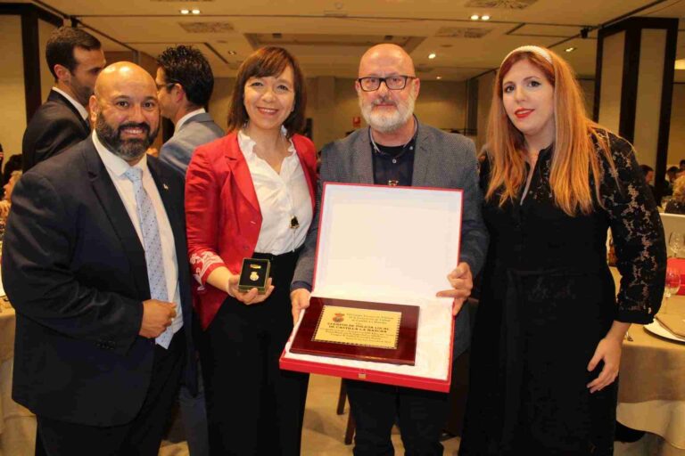 El Ayuntamiento de Alcázar recibe la insignia de oro del Comité de Árbitros como ciudad de deporte