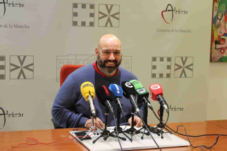 La Junta de Gobierno Local aprueba acciones de ayuda al tejido empresarial, convenios de colaboración y liquida las becas de ayudas a estudiantes