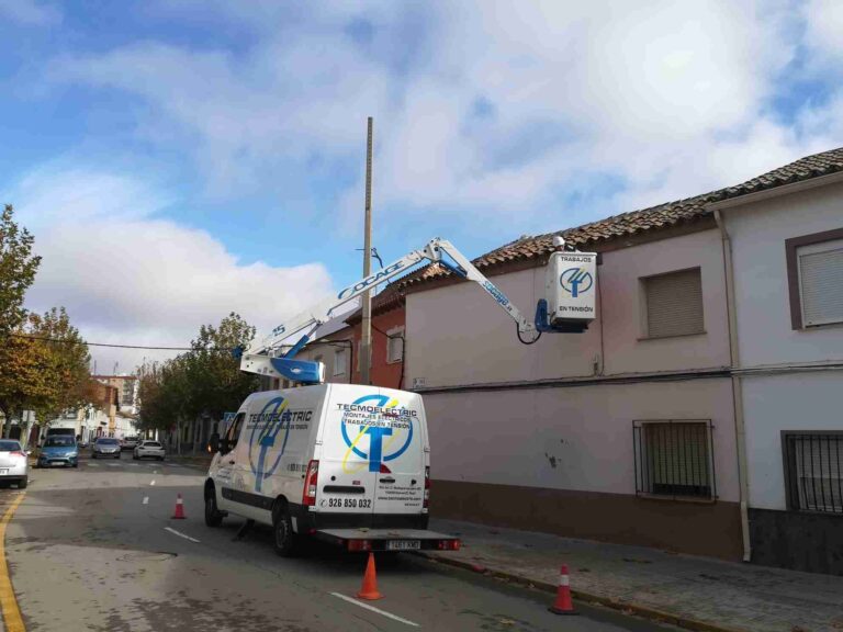 El ayuntamiento continúa con la sustitución de luminarias por otras de bajo consumo, más eficientes y sostenibles