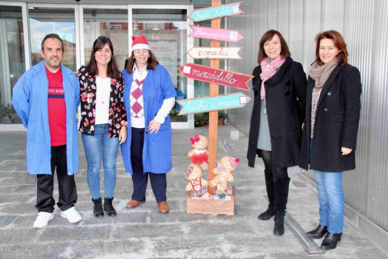 El tradicional mercadillo del Frida Kahlo ofrece un año más sus productos de decoración navideña